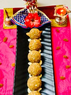 चुरमा लाडु (Churma Ladoo Recipe In Marathi) रेसिपी चे मुख्य फोटो