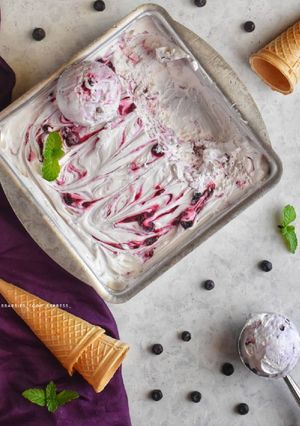 A picture of Blueberry cheesecake icecream.