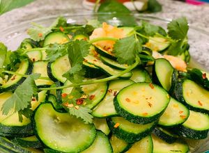 Hình của món Bí ngòi xào tôm 🍤.