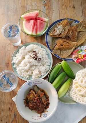 Foto resep Nasi Liwet dengan Ikan Nila dan Sambal Peda