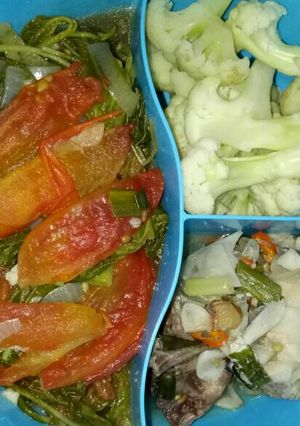 Foto resep Menu diet : Ayam kukus,Bayam tumis tomat, bunga kol kukus
