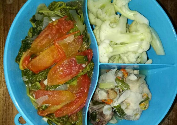 Bagaimana Menyiapkan Menu diet : Ayam kukus,Bayam tumis tomat, bunga kol kukus yang Sempurna