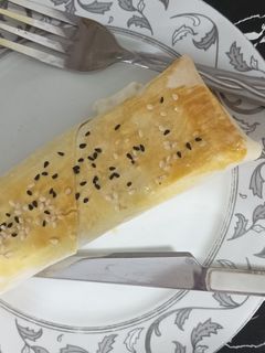 عکسی از دستور بورک مرغ و قارچ و پنیر با خمیر یوفکا