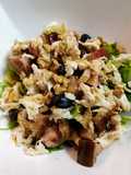 Ensalada de brotes tiernos, pollo asado y arándanos