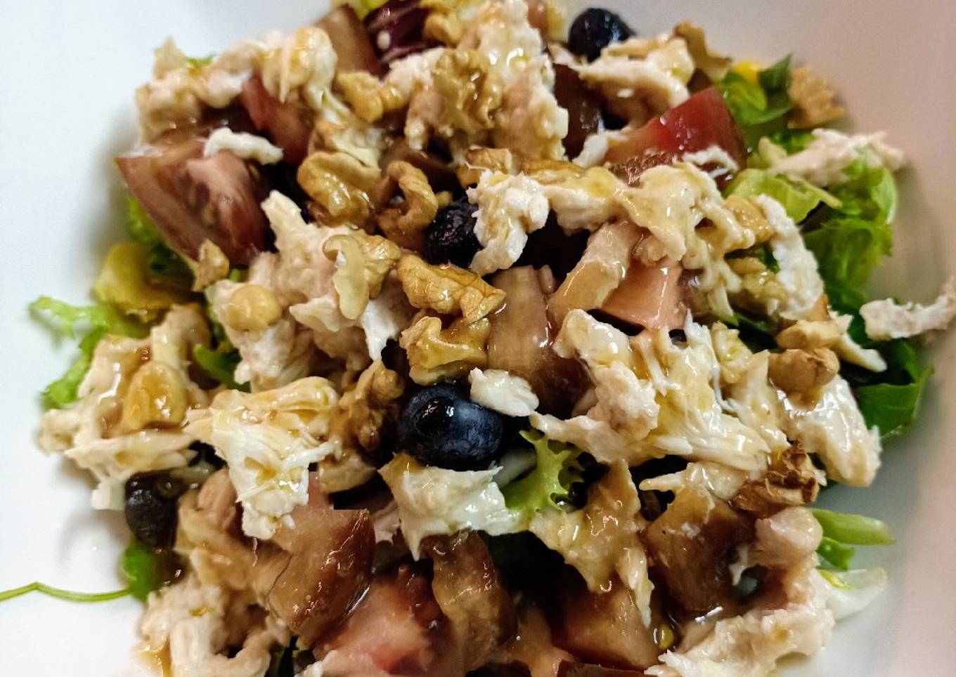 Ensalada de brotes tiernos, pollo asado y arándanos