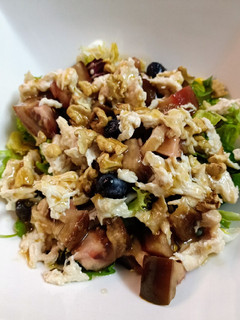 Una foto de Ensalada de brotes tiernos, pollo asado y arándanos