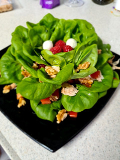 Una foto de Lechuga viva con frambuesa y nueces