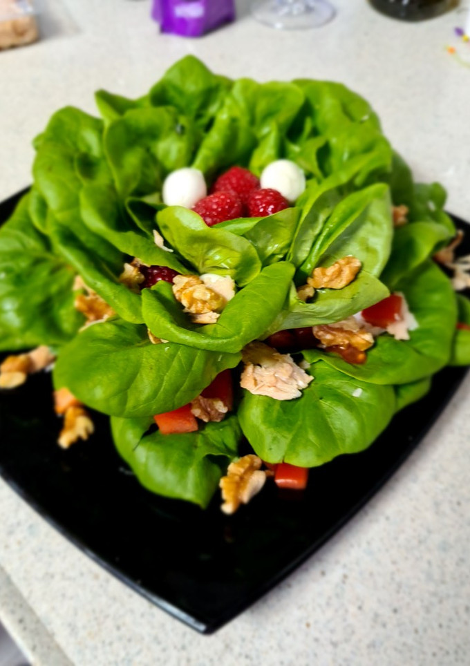 Una foto de Lechuga viva con frambuesa y nueces