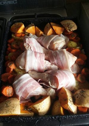 Una foto de Pollo con verduras