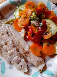 Una foto de Merluza con verduras al papillote