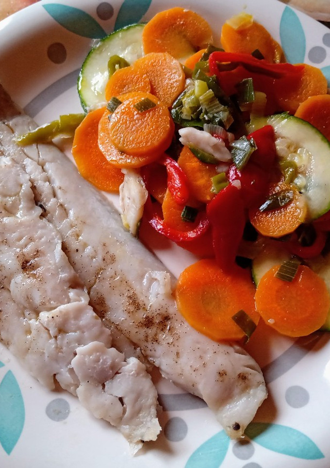 Una foto de Merluza con verduras al papillote