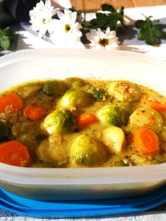 Una foto de Tupper con guiso de coles de bruselas y zanahoria - veggie