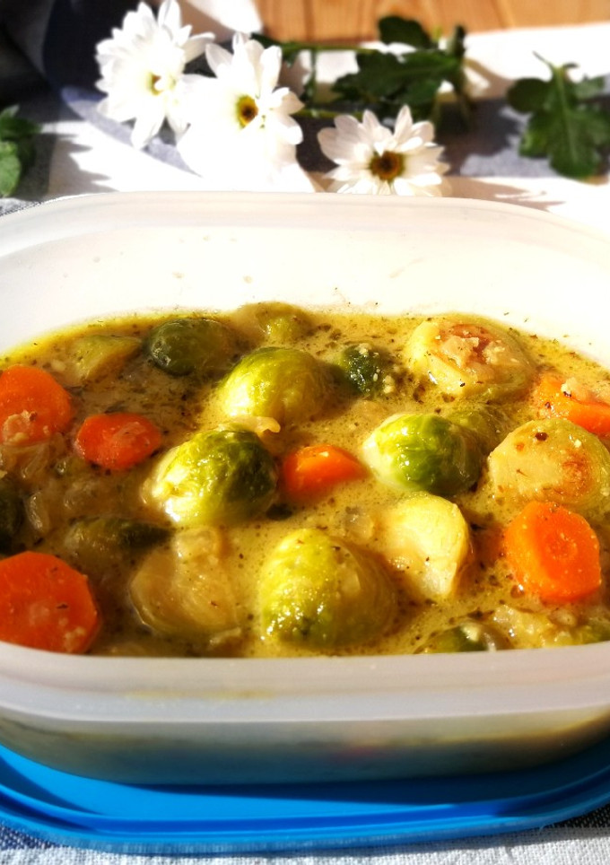 Una foto de Tupper con guiso de coles de bruselas y zanahoria - veggie