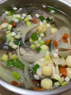 蓮子枸杞鱸魚湯(大同電鍋料理) 的食譜成品照片