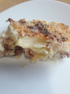 Una foto de Patatas con bechamel, bacon y huevo duro