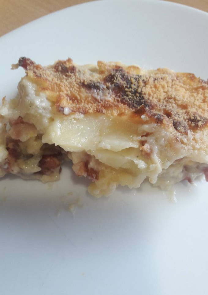 Una foto de Patatas con bechamel, bacon y huevo duro