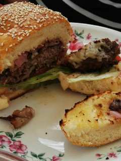 Hamburger, házi bucival recept fotója