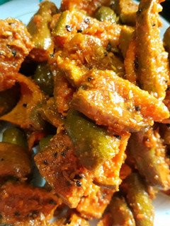 आम का खट्टा अचार (aam ka khatta achar recipe in Hindi) रेसिपी मुख्य फोटो