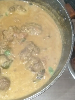 மட்டன் கோலா உருண்டை குழம்பு(mutton kola urundai kulambu recipe in tamil) செய்முறை முக்கிய புகைப்படம்