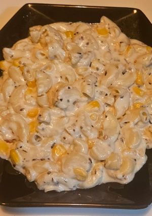 A picture of White sauce cheese macaroni pasta.