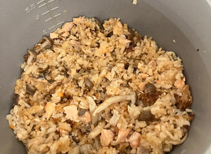 鮭魚鴻禧菇炊飯 的食譜成品照片