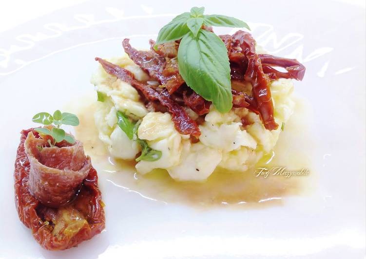 Stracciata di mozzarella di bufala con pomodori secchi e salsa di alici