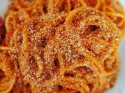 Una foto di cipolla alici spaghetti