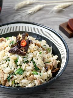 一鍋到底！電鍋料理~芥菜香菇拌飯(有影片) 的食譜成品照片