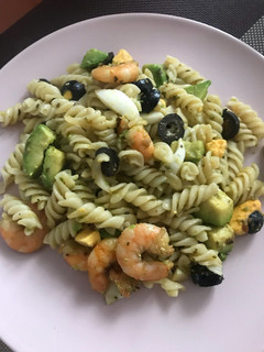 Una foto de Pasta con aguacate y langostino