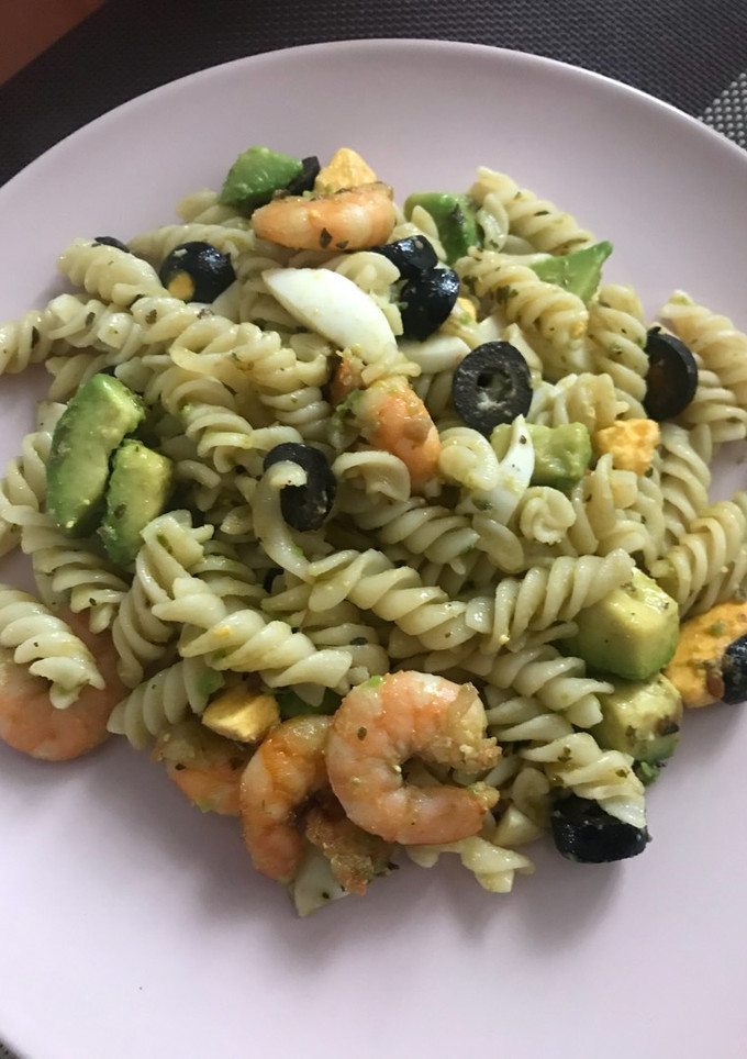 Una foto de Pasta con aguacate y langostino