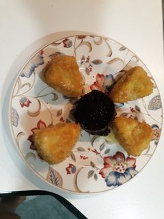 Una foto de Triángulos de camembert frito