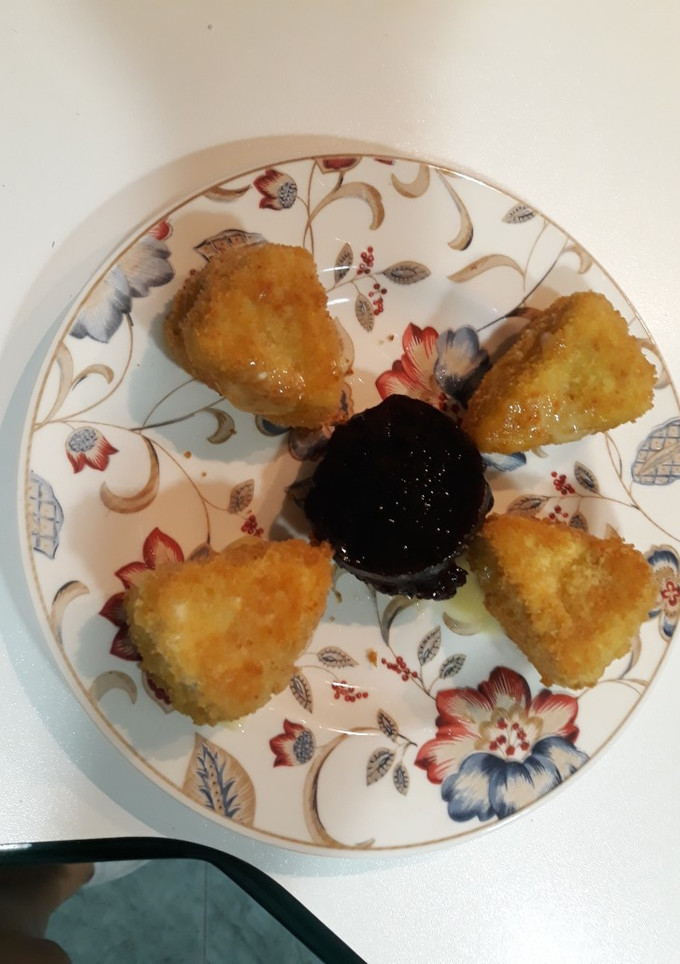 Una foto de Triángulos de camembert frito