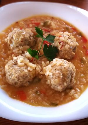 Una foto de Arroz caldoso al azafrán con pelotillas de carne de cerdo