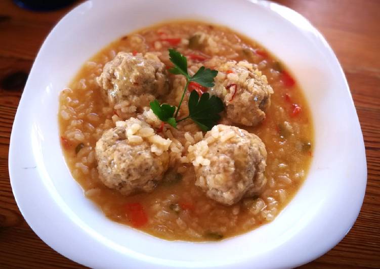 Arroz caldoso al azafrán con pelotillas de carne de cerdo