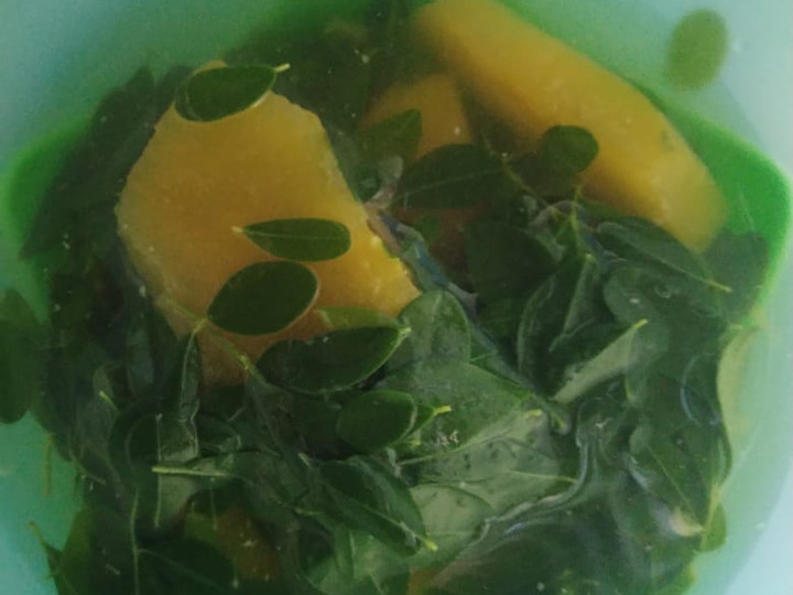 Cara Gampang Membuat Sayur bening daun kelor labu kuning, Lezat