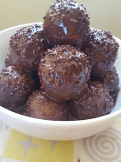 Una foto de Trufas de torta marmoleada con baño de chocolate