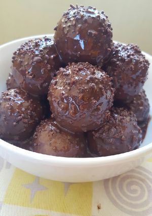 Una foto de Trufas de torta marmoleada con baño de chocolate