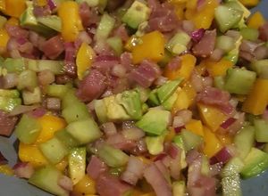 Una foto de Ceviche de atún Fresco con Mango