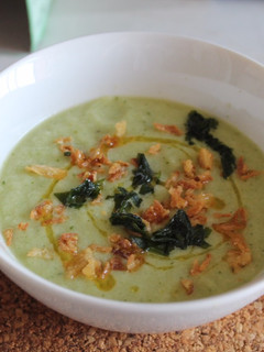 Una foto de Sopa fría de pepino y aguacate