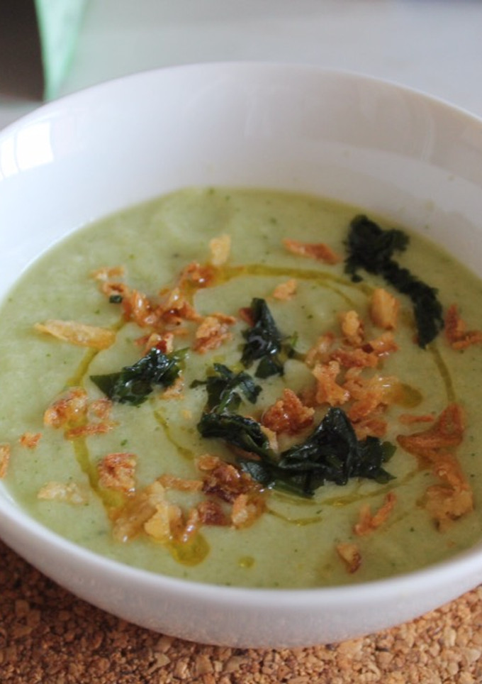 Una foto de Sopa fría de pepino y aguacate