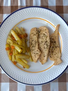 Una foto de Pechuga de pollo con patatas al horno