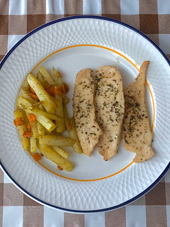 Una foto de Pechuga de pollo con patatas al horno