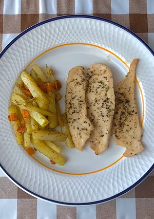Una foto de Pechuga de pollo con patatas al horno
