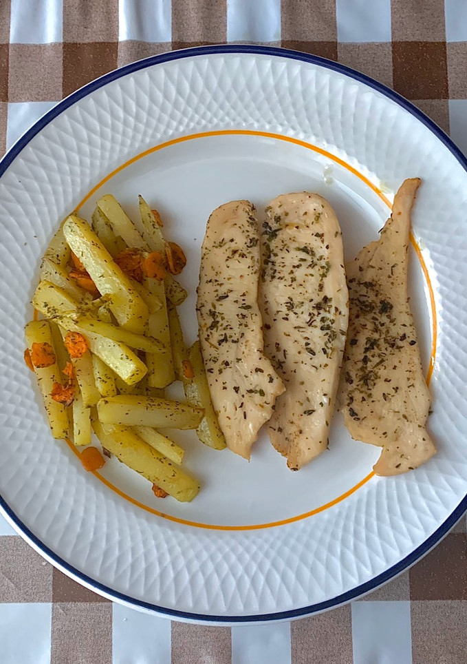 Una foto de Pechuga de pollo con patatas al horno