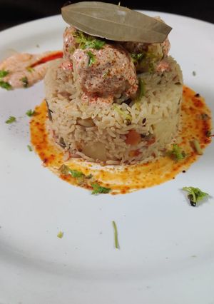 A picture of Dahi panner kofta curry with hyacinth pulav.