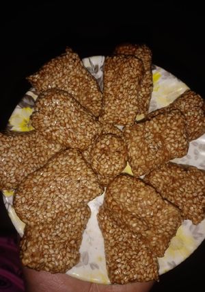 सफेद तिल की चिक्की (safed til ki chikki recipe in Hindi) रेसिपी मुख्य फोटो