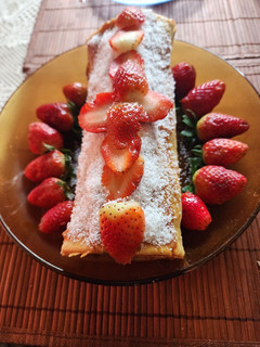 Una foto de Arrollado de coco y frutilla #DelantalGlobal2024 + #Recetasconcoco