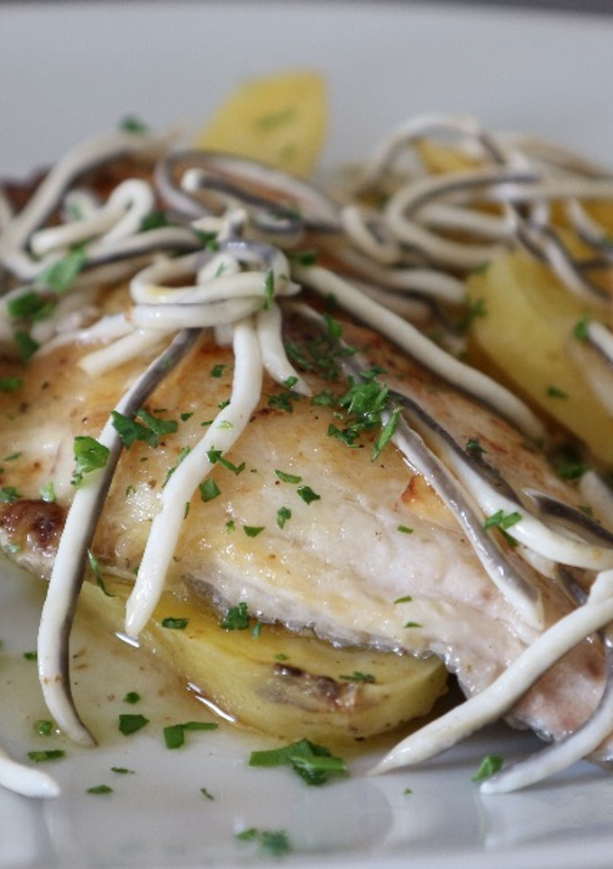 Una foto de Besugo al horno con patatas