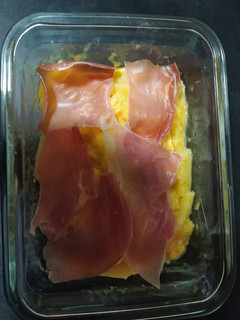 Una foto de Huevos revueltos con jamón al microondas