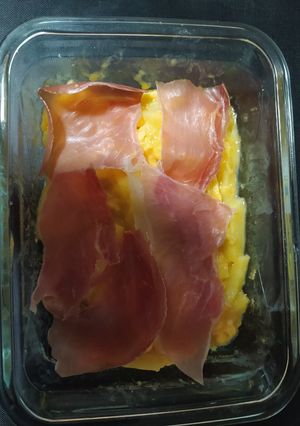 Una foto de Huevos revueltos con jamón al microondas